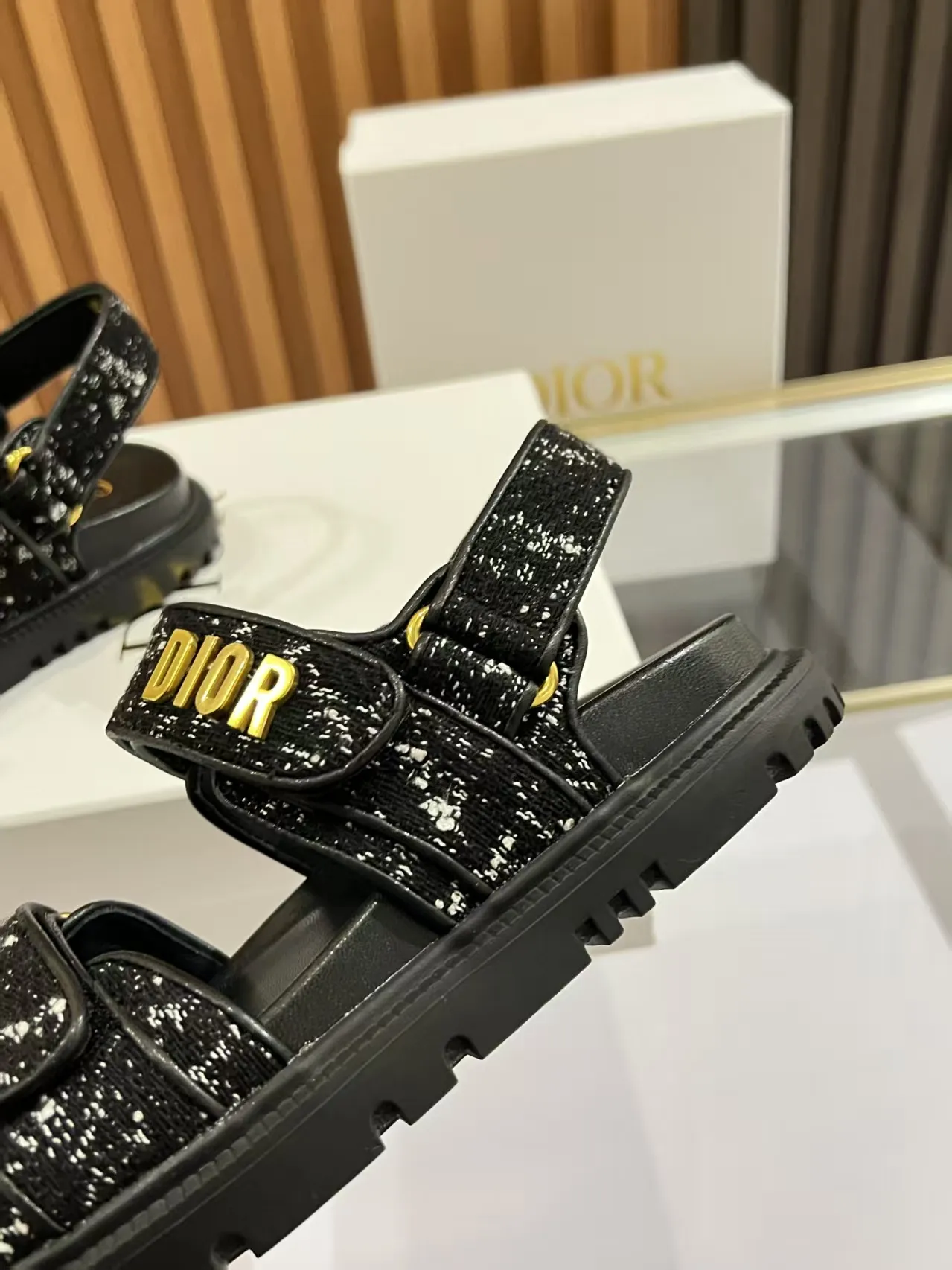 👟👟Ex-factory price 480👟👟 Dior classic popular sandals Step into the fashion territory of Dior slippers and encounter the ultimate fusion of elegance and comfort. The upper is engraved with the Christian Dior Paris logo using exquisite embroidery technology. The delicate stitching tells the brand's profound heritage and is fully recognizable.   Made of high-quality materials, it feels soft and fits your feet, as if it is a gentle care tailor-made for your feet. The sole is carefully designed and engraved with Christian Dior's lucky star symbol. It is not only a beautiful embellishment, but also provides reliable grip, making every step steady and secure.   It has a simple design and is easy to put on and take off. Whether it is a lazy weekend or a pleasant vacation, it can be easily adapted. Whether paired with casual shorts, casual jeans, or an elegant dress, Dior slippers can instantly enhance the overall style and show a casual fashion attitude.   Dior slippers, in the name of fashion, inject luxurious charm into your life and accompany you with every step you take with confidence and elegance. Material: Fine genuine cowhide upper, outsole, TPR, non-slip and wear-resistant, code number: 35-41 (42 customized)